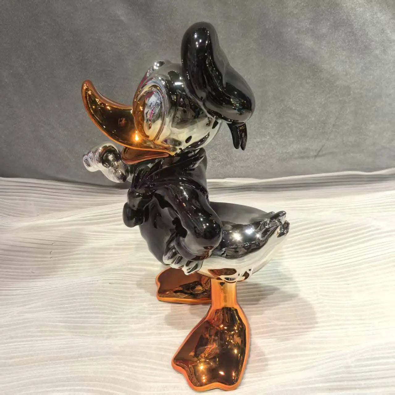 New Arrival Cartoon Duck Daisy Model Resin Statue  Electroplating Daisy Duck Pop Arts Chrome Resin Crafts for Home Decoration