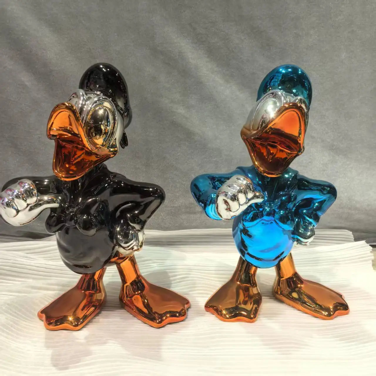 New Arrival Cartoon Duck Daisy Model Resin Statue  Electroplating Daisy Duck Pop Arts Chrome Resin Crafts for Home Decoration