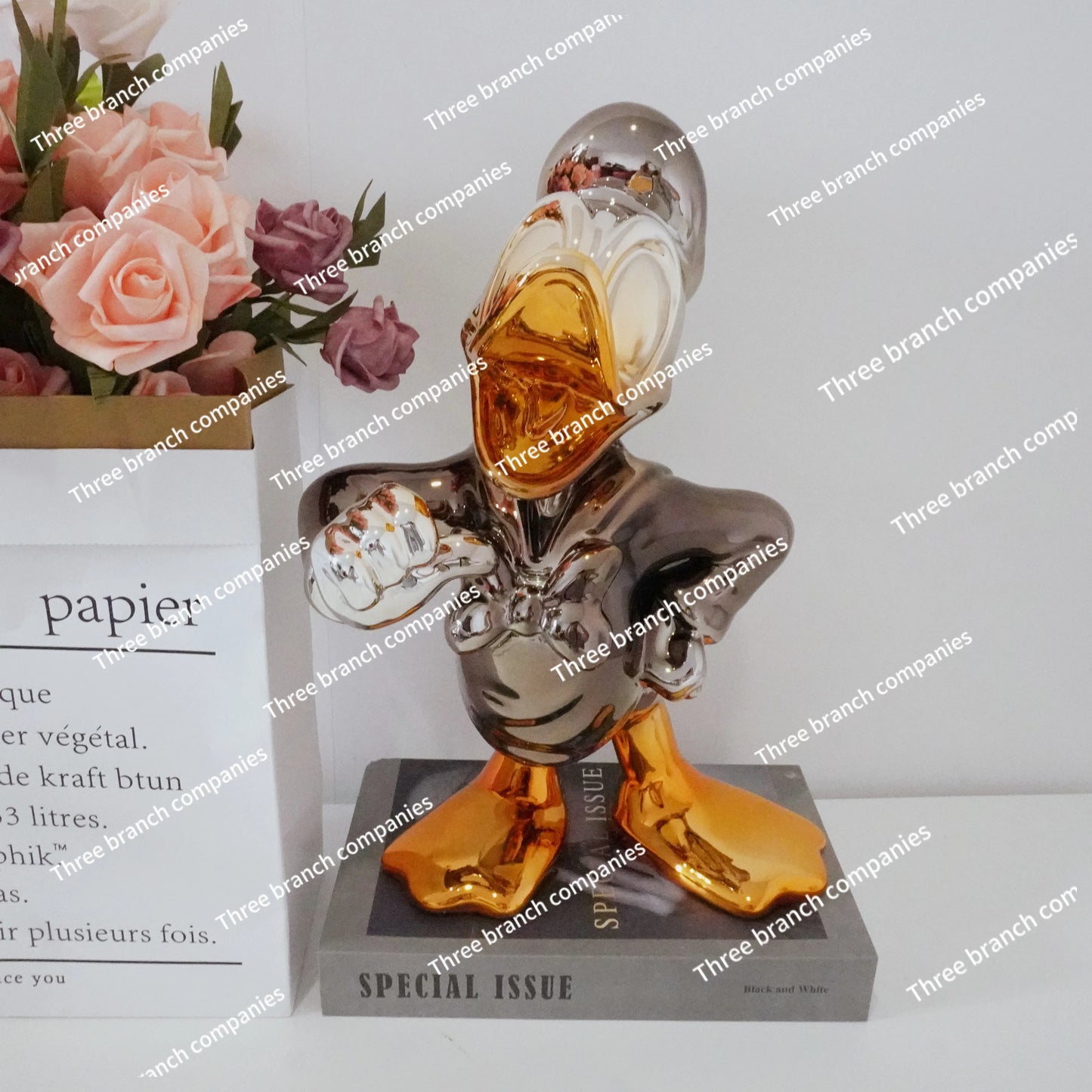 Explosive light luxury Donald Duck ornament cartoon doll living room decoration electroplating sculpture creative process