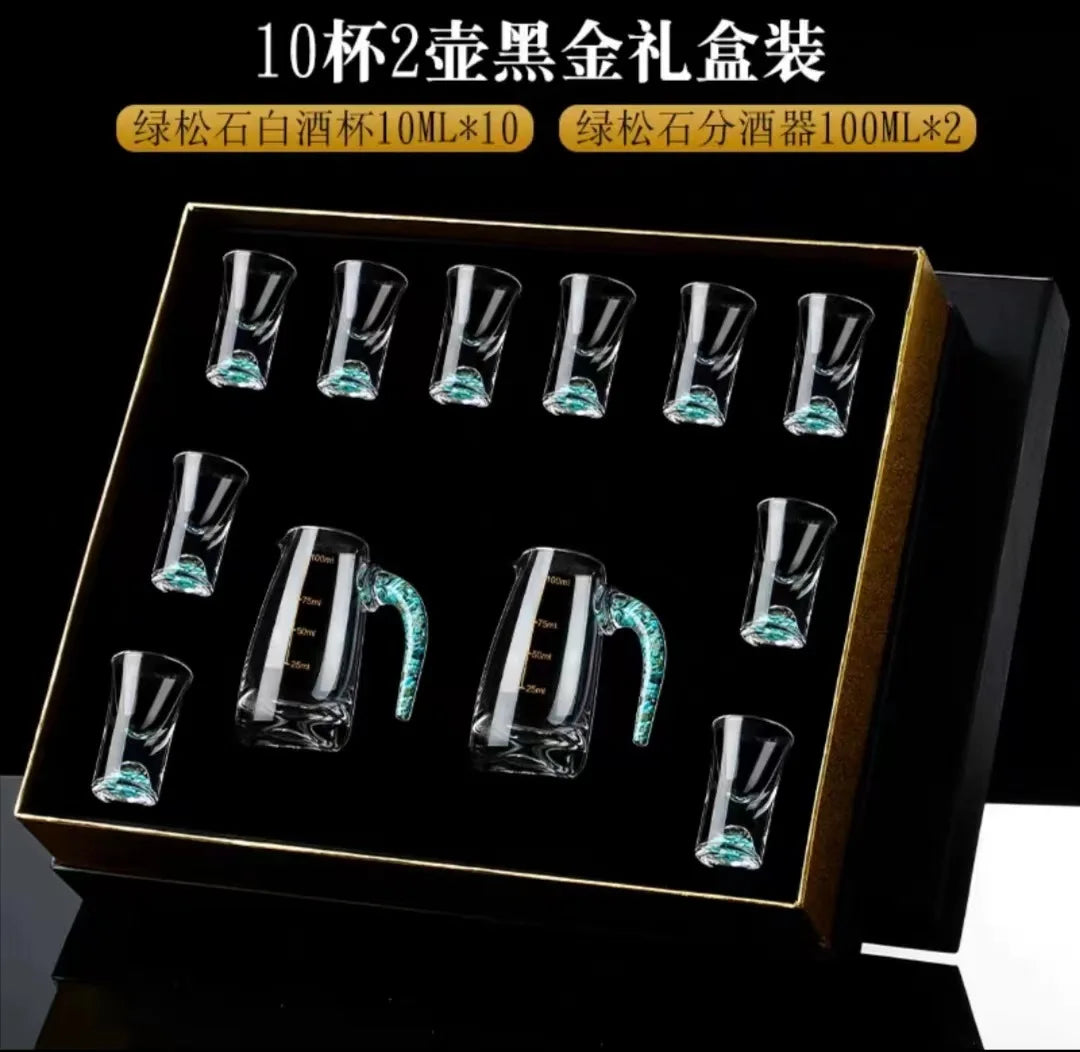 wine glass set is light and luxurious, equipped with a small wine cup, a crystal glass wine glass separator and a strong