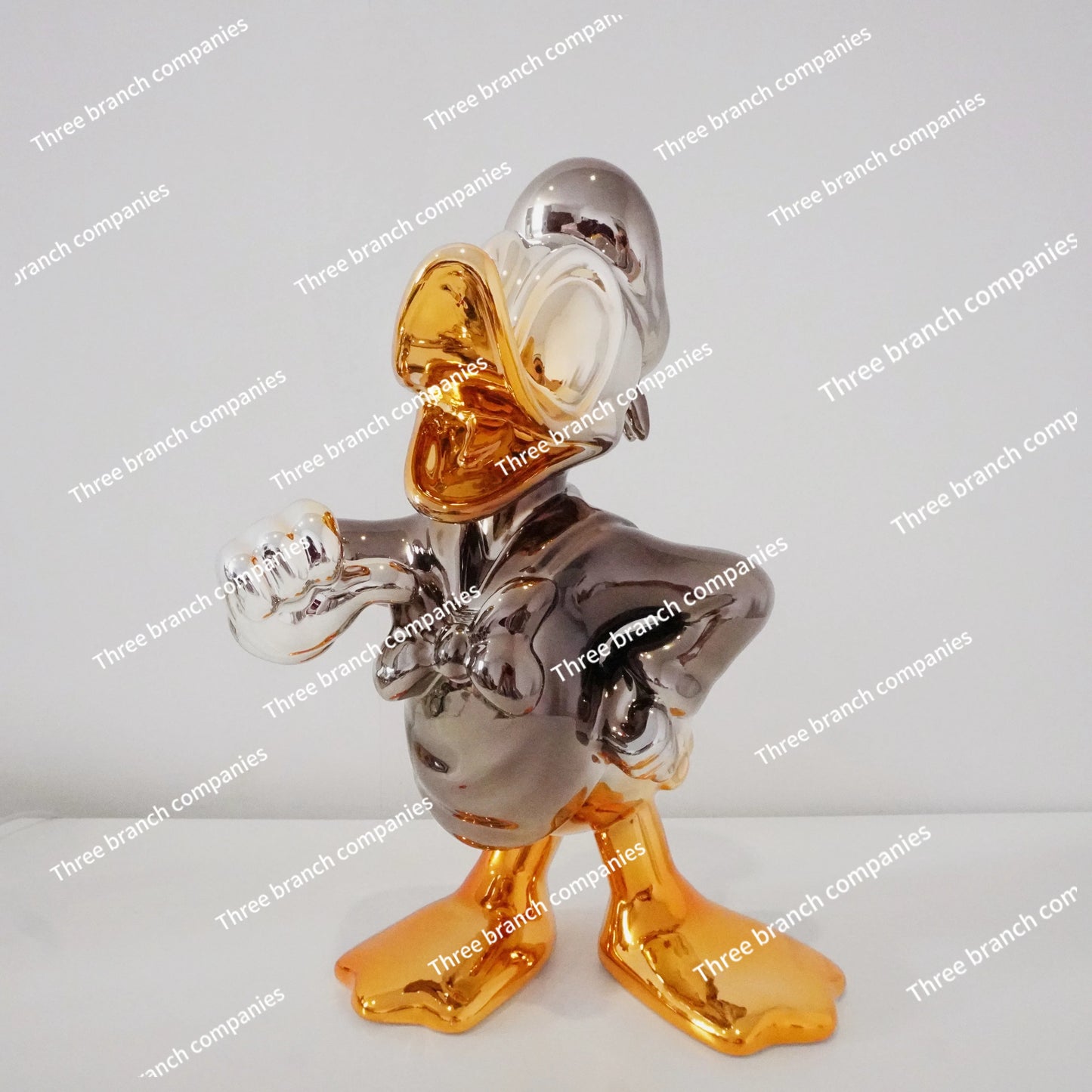 Explosive light luxury Donald Duck ornament cartoon doll living room decoration electroplating sculpture creative process