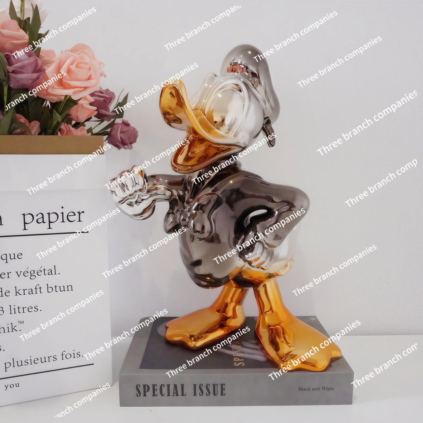 Explosive light luxury Donald Duck ornament cartoon doll living room decoration electroplating sculpture creative process