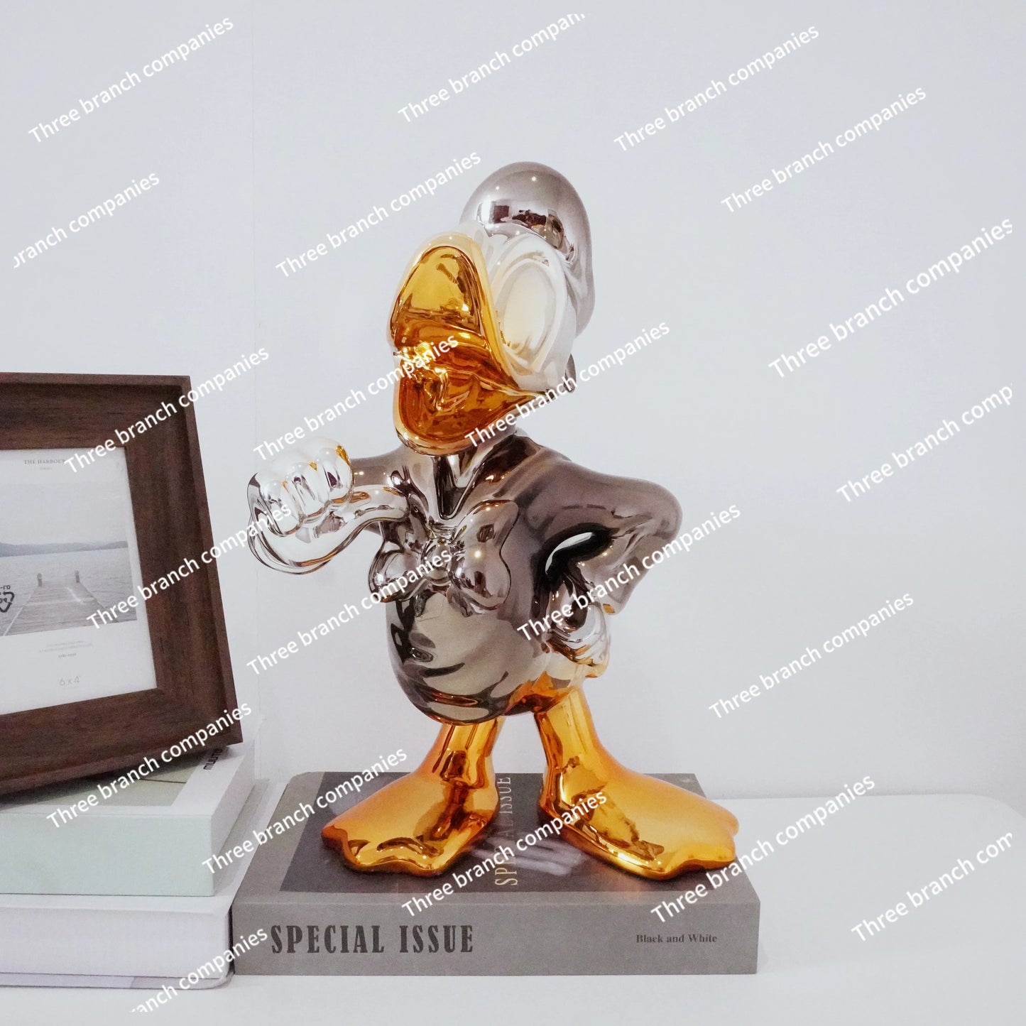 Explosive light luxury Donald Duck ornament cartoon doll living room decoration electroplating sculpture creative process