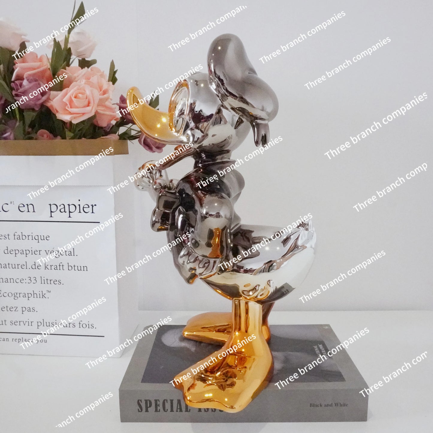 Explosive light luxury Donald Duck ornament cartoon doll living room decoration electroplating sculpture creative process